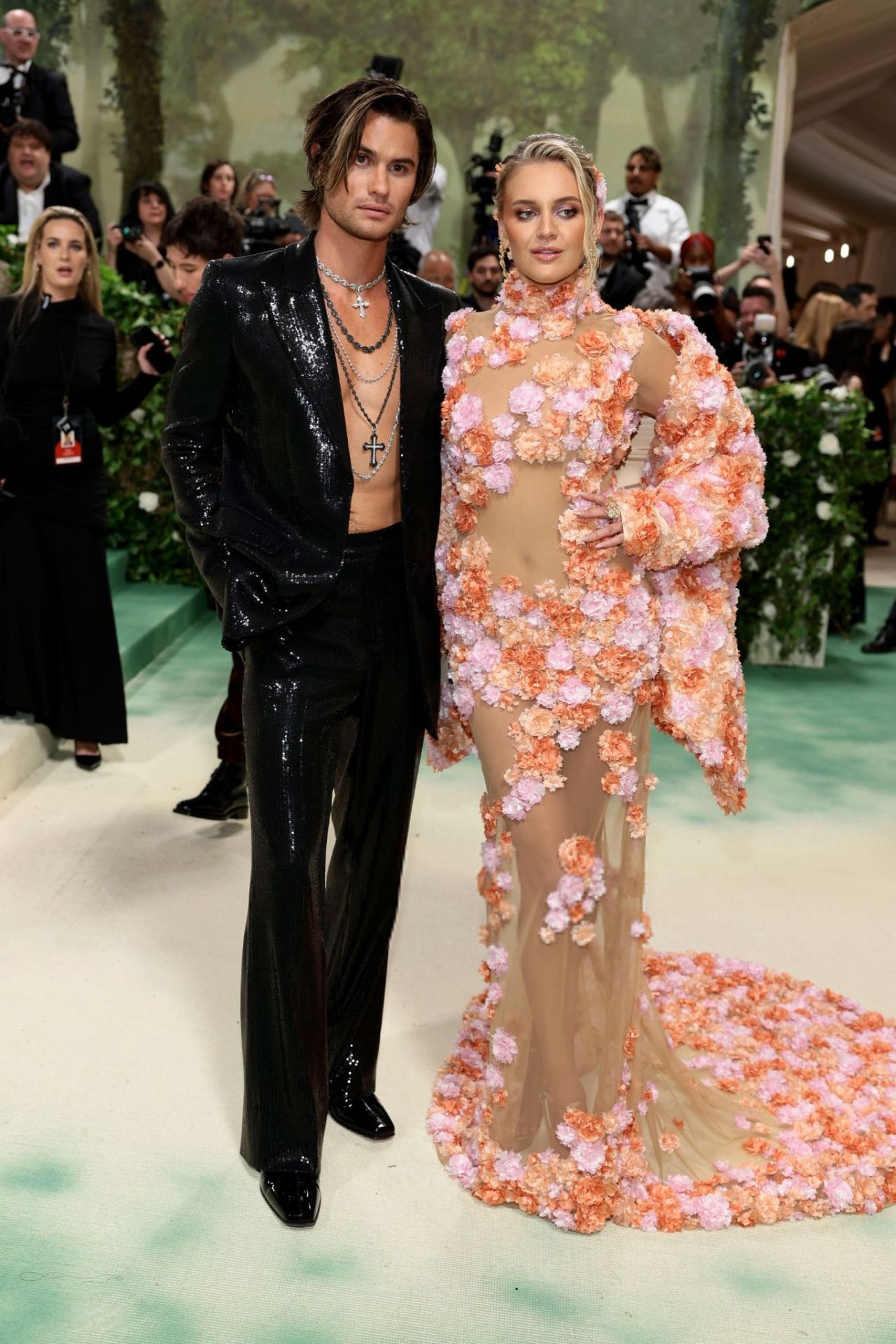 KELSEA BALLERINI AND CHASE STOKES MAKE A STUNNING DEBUT AT THE 2024 MET GALA IN NEW YORK06